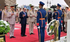 الرئيس السيسى يضع إكليل من الزهور علي النصب التذكارى للجندى المجهول