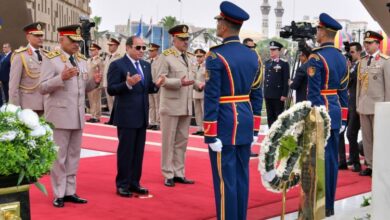 الرئيس السيسى يضع إكليل من الزهور علي النصب التذكارى للجندى المجهول 