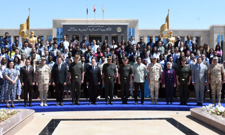 المتحدث العسكرى : القوات المسلحة تنظم زيارات ميدانية لوفد من الشباب المصرى والأجنبى لعدد من المنشآت العسكرية 