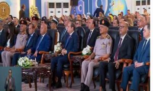 الرئيس السيسي يشاهد فيلما تسجيليا عن دعم عمال مصر