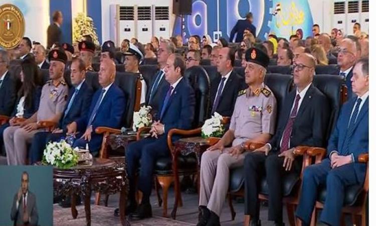 الرئيس السيسي يشاهد فيلما تسجيليا عن دعم عمال مصر