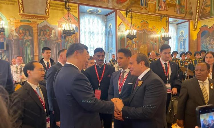 الرئيس السيسي يتبادل احاديث وديه مع قادة الدول المشاركة باحتفالات عيد النصر 