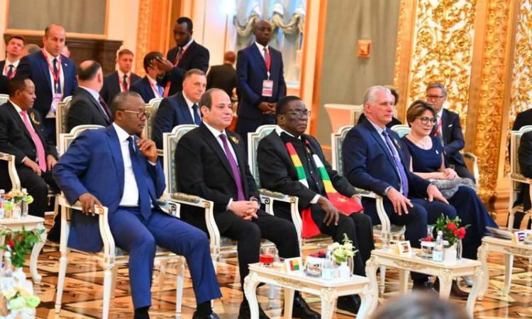 واستقبل الرئيس الروسي فلاديمير بوتين، الرئيس عبد الفتاح السيسي، منذ قليل، بمقر الكرملين بالعاصمة الروسية موسكو علي هامش حضور مأدبة عشاء يقيمها الرئيس الروسي للقادة المشاركين فى احتفالات الذكرى الثمانين لعيد النصر. ب الرئيس