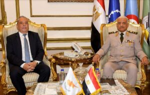 وزير الدفاع والإنتاج الحربى يلتقى وزير الدفاع القبرصى 