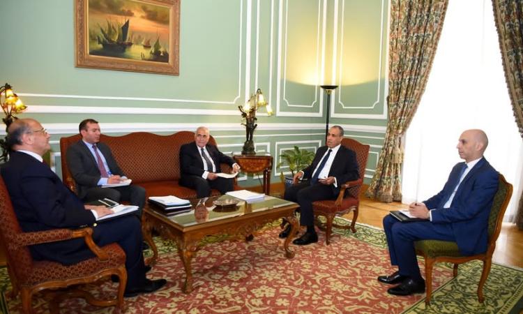 وزير الخارجية يبحث تعزيز العلاقات الاقتصادية مع رئيس غرفة التجارة الأمريكية  