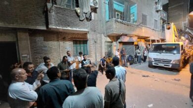 إخلاء عقارين في حلوان بعد تعرضهما لهبوط أرضي تسبّب في شروخ بالمبنى 