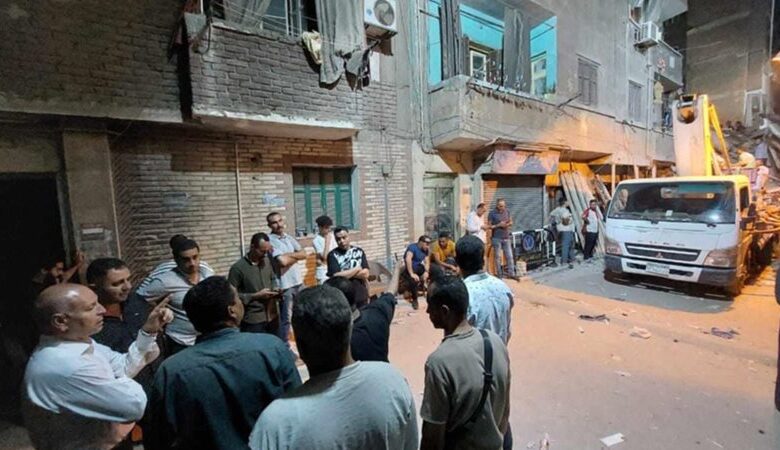 إخلاء عقارين في حلوان بعد تعرضهما لهبوط أرضي تسبّب في شروخ بالمبنى 