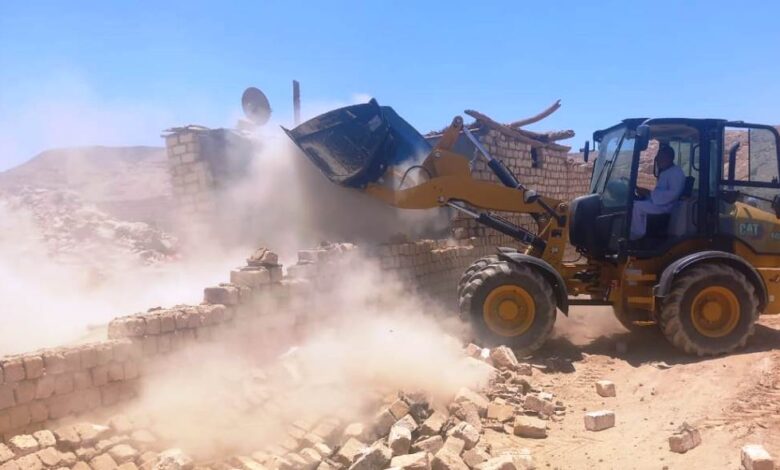 إزالة 15 حالة تعد بمساحة 13 ألف م2 بأسوان.. صور