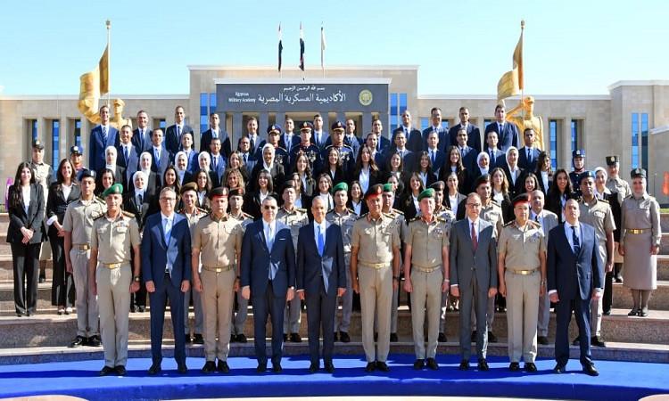 الأكاديمية العسكرية تنظم مراسم تخريج الدفعة "57" ملحقين دبلوماسيين 