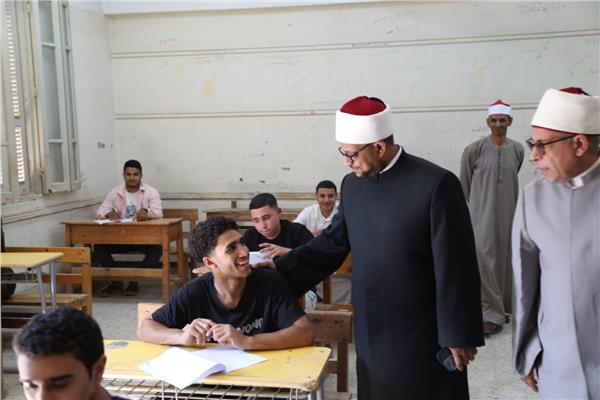 أمين «البحوث الإسلامية» يتابع سير امتحانات الثانويَّة الأزهريَّة بالمنيا ويشيد بالانضباط والجهود التنظيميَّة 