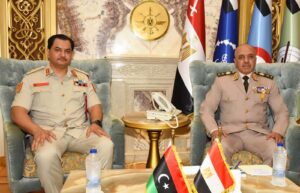 المتحدث العسكرى : رئيس أركان حرب القوات المسلحة يلتقى رئيس أركان القوات البرية بالجيش الليبى 