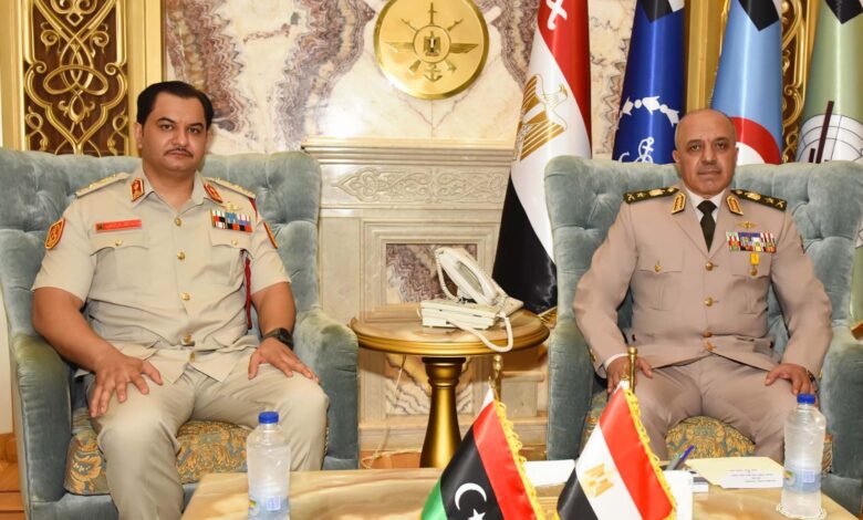 المتحدث العسكرى : رئيس أركان حرب القوات المسلحة يلتقى رئيس أركان القوات البرية بالجيش الليبى 