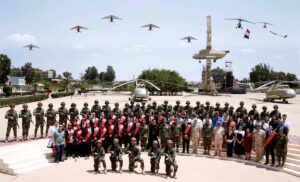 بالتعاون مع وزارة الخارجية والهجرة وشئون المصريين بالخارج ... القوات المسلحة تنظم زيارة لوفد من شباب المصريين المقيمين بالخارج وطلبة الجامعات المصرية لقيادتى قوات الصاعقة والمظلات