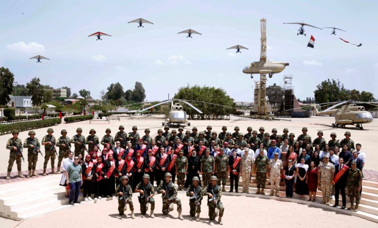 بالتعاون مع وزارة الخارجية والهجرة وشئون المصريين بالخارج ... القوات المسلحة تنظم زيارة لوفد من شباب المصريين المقيمين بالخارج وطلبة الجامعات المصرية لقيادتى قوات الصاعقة والمظلات