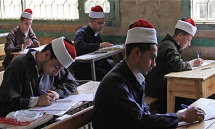 طلاب الثانوية الأزهرية يؤدون امتحان الفيزياء وسط انضباط وهدوء تام
