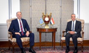 وزير الخارجية يبحث مع نظيره اليوناني تطوير العلاقات الثنائية بين البلدين 
