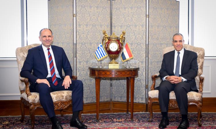 وزير الخارجية يبحث مع نظيره اليوناني تطوير العلاقات الثنائية بين البلدين 