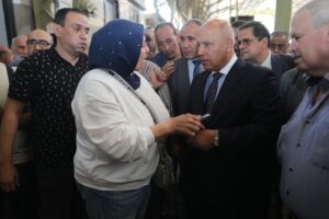 وزير النقل المصري يوبخ مسؤولا أثناء زيارة تفقدية.. "شوف شغلك"