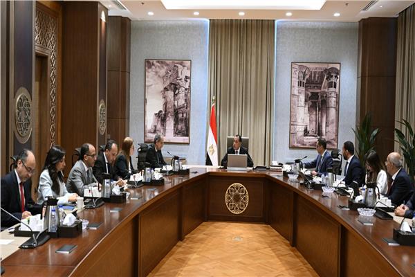 رئيس الوزراء يستعرض خطوات تنفيذ برنامج الطروحات الحكومية في قطاع الاتصالات 