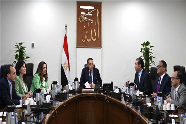 رئيس الوزراء يتابع موقف تنفيذ المشروعات والفرص الاستثمارية بمحافظة دمياط 