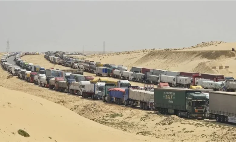 اصطفاف الفوج الأول من قافلة المساعدات الإنسانية الخامسة قبل دخول قطاع غزة