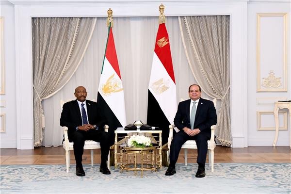 السيسي يبحث مع البرهان الأوضاع الميدانية في السودان وجهود استعادة السلام