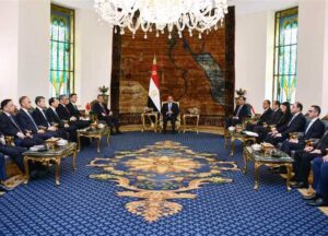 السيسي يؤكد حرص مصر على تعزيز التعاون مع الصين ويشيد بإسهاماتها في تنفيذ المشروعات التنموية