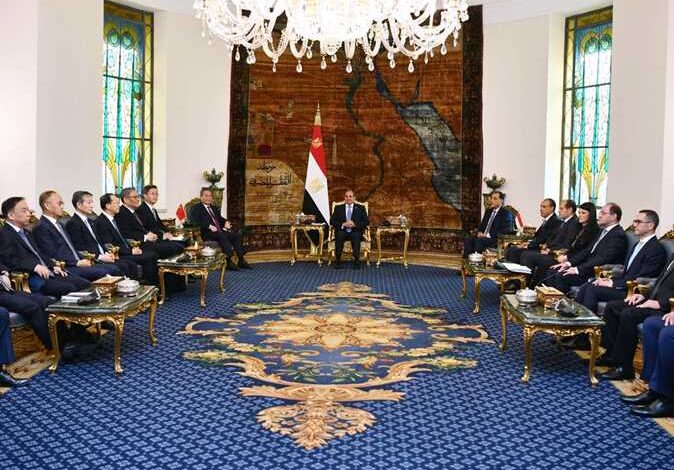 السيسي يؤكد حرص مصر على تعزيز التعاون مع الصين ويشيد بإسهاماتها في تنفيذ المشروعات التنموية 