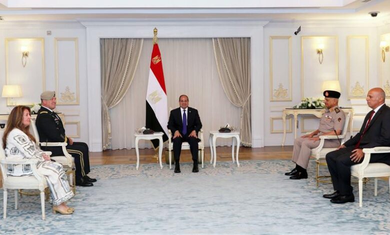 الرئيس عبد الفتاح السيسي يستقبل قائد القيادة المركزية الأمريكية 