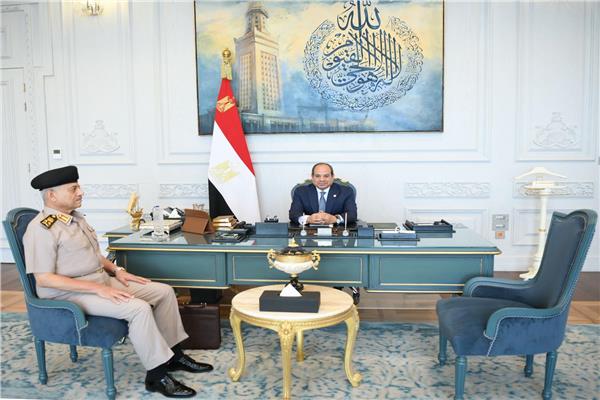 الرئيس السيسي يستقبل وزير الدفاع والإنتاج الحربي بمدينة العلمين الجديدة 