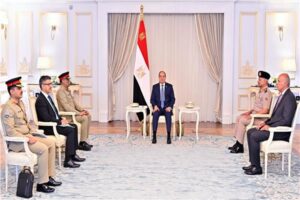 الرئيس السيسي يستقبل رئيس هيئة الأركان الباكستاني لبحث تعزيز التعاون العسكرى والامنى