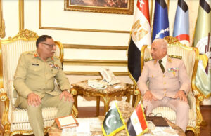 وزير الدفاع يبحث مع رئيس هيئة الأركان المشتركة الباكستانية التعاون العسكري 