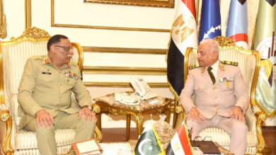 وزير الدفاع يبحث مع رئيس هيئة الأركان المشتركة الباكستانية التعاون العسكري 