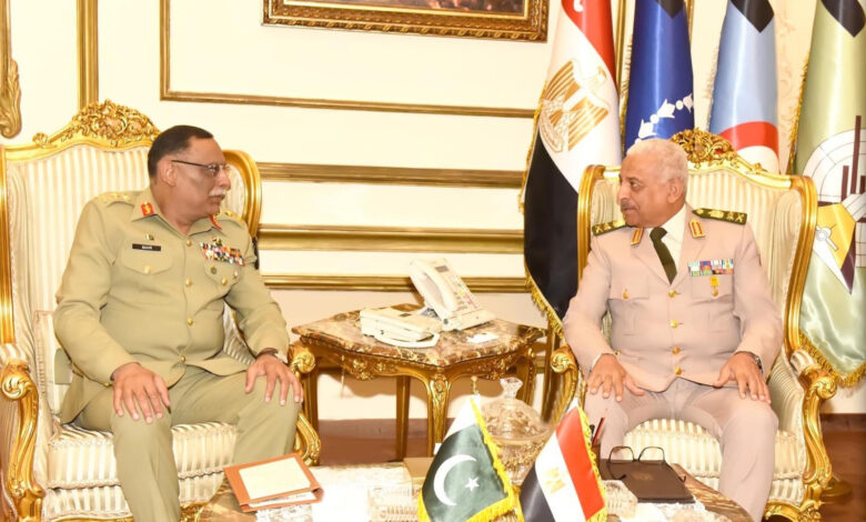 وزير الدفاع يبحث مع رئيس هيئة الأركان المشتركة الباكستانية التعاون العسكري 