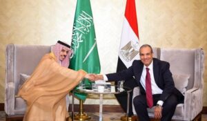 وزير الخارجية والهجرة يستقبل نظيره السعودي بمدينة العلمين 