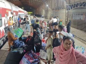 وصول قطار الأشقاء السودانيين إلى محطة السد العالى بأسوان