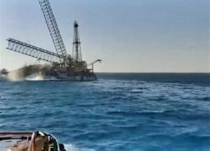 عدد المتوفين من طاقم حفار البترول الغارق بـ جبل الزيت لـ4.. واستمرار البحث عن 6 مفقودين 