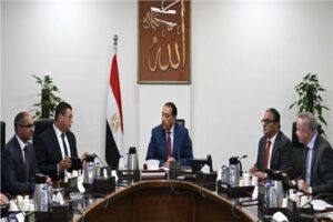 رئيس الوزراء يتابع إجراءات تنفيذ الخطة الاستراتيجية لتحلية مياه البحر