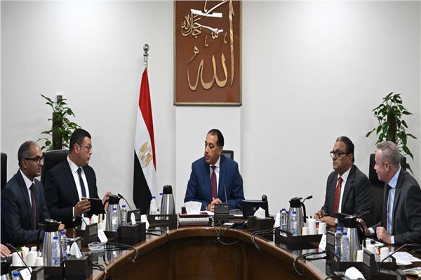 رئيس الوزراء يتابع إجراءات تنفيذ الخطة الاستراتيجية لتحلية مياه البحر 
