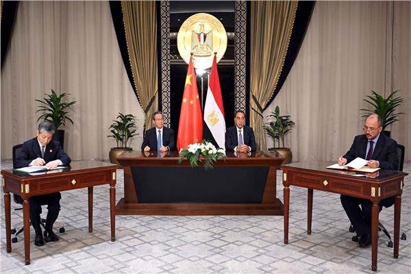 مدبولي ورئيس مجلس الدولة الصيني يشهدان مراسم توقيع وثائق لتعزيز التعاون