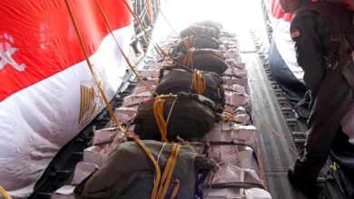 تنفيذا لتوجيهات الرئيس السيسي مصر تسقط أطنانًا من المساعدات جوًا على قطاع غزة