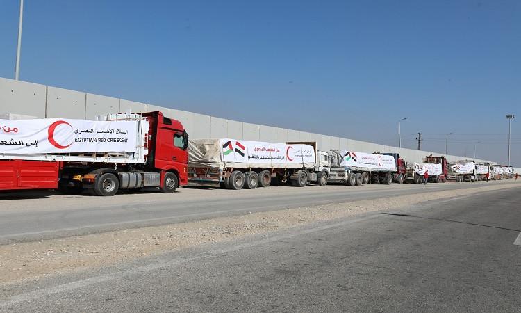 الهلال الأحمر يوسع سلال الإمداد الغذائي إلى غزة لتشمل الخبز الطازج 