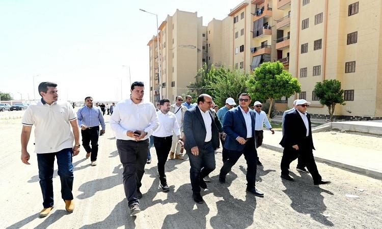 وزير الإسكان يتفقد وحدات "سكن لكل المصريين" بمدينة حدائق أكتوبر