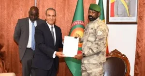 وزير الخارجية يلتقى رئيس جمهورية مالى ويسلم رسالة خطية من الرئيس السيسى