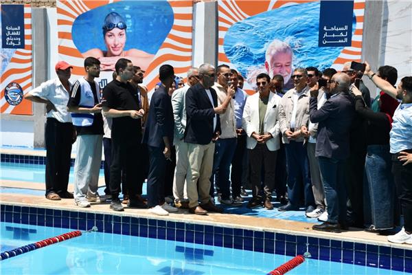وزير الشباب والرياضة ومحافظ الجيزة يفتتحان حمام سباحة نُزل الشباب الدولي 