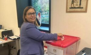 توافد المصريون بميلانو على مقر القنصلية للادلاء بأصواتهم فى انتخابات الشيوخ 