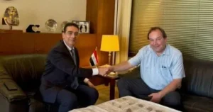 سفير مصر في لاهاي يتسلم قطعًا أثرية تنتمي للحضارة المصرية القديمة من هولندا