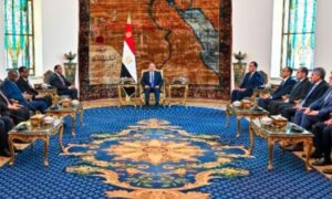 الرئيس السيسي خلال استقباله لرئيس وزراء السودان يؤكد الدعم الكامل لكافة جهود تحقيق الأمن والاستقرار بالسودان