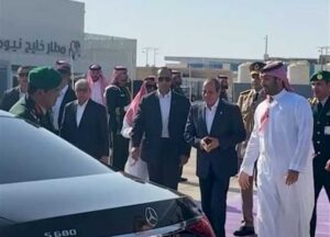 الأمير محمد بن سلمان يقود سيارته برفقة الرئيس السيسي