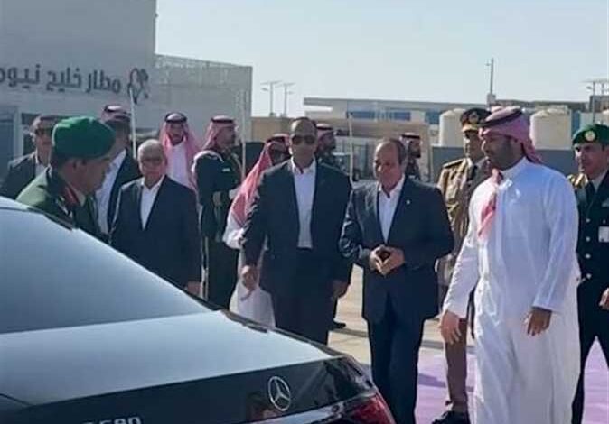 الأمير محمد بن سلمان يقود سيارته برفقة الرئيس السيسي
